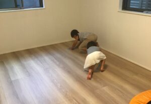 発達障害の息子が体幹のトレーニングのために雑巾掛けをしている