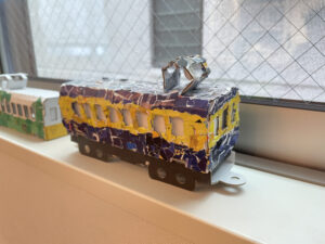 夏休みの自由研究で立体電車を作ってちぎった広告を貼った