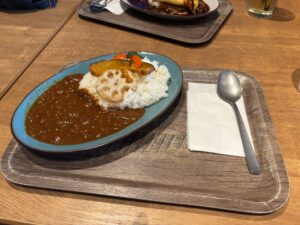 カワスイこもれびカフェの香味野菜カレー