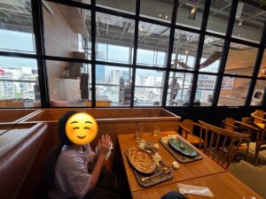 カワスイのこもれびカフェから猫カフェを眺める小学生