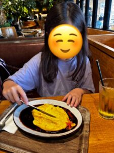 カワスイこもれびカフェでオムライスを食べる小学生
